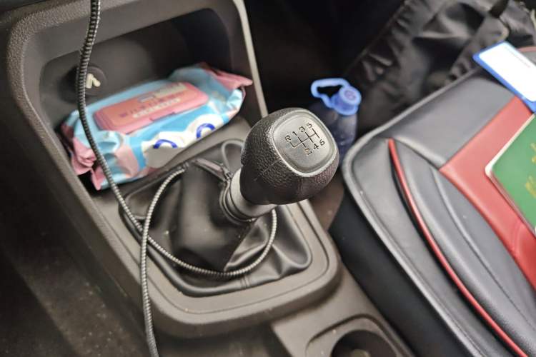 Used Wuling Hongguang V 2022 1.5L Jingqu Edition Enclosed-Window Vehicle with Hydraulic Power Steering LAR