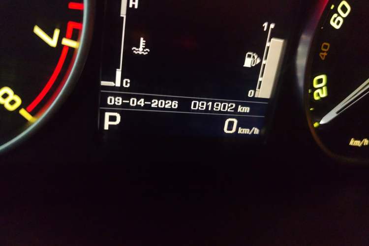 Used Land Rover Discovery 2016 3.0 SC V6 SE Odometer Close Up