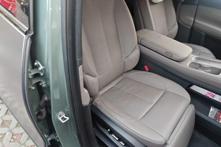 Used Nio ES7 2022 100 kWh Right Front Seat