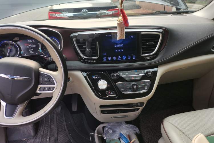 Used Chrysler Grand Voyager 2017 3.6L Premium Edition Audio And AC Panel