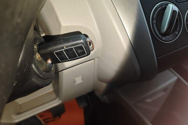 Used Venucia R50 2015 1.6L Manual Fashion Edition
