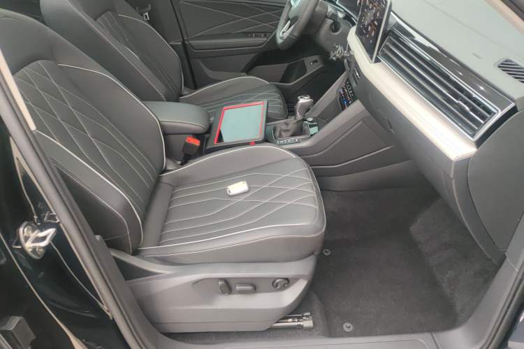 Used Volkswagen Tiguan L 2024 Outstanding Model 300TSI Automatic Two-Wheel Drive Longteng Edition Right Front Seat