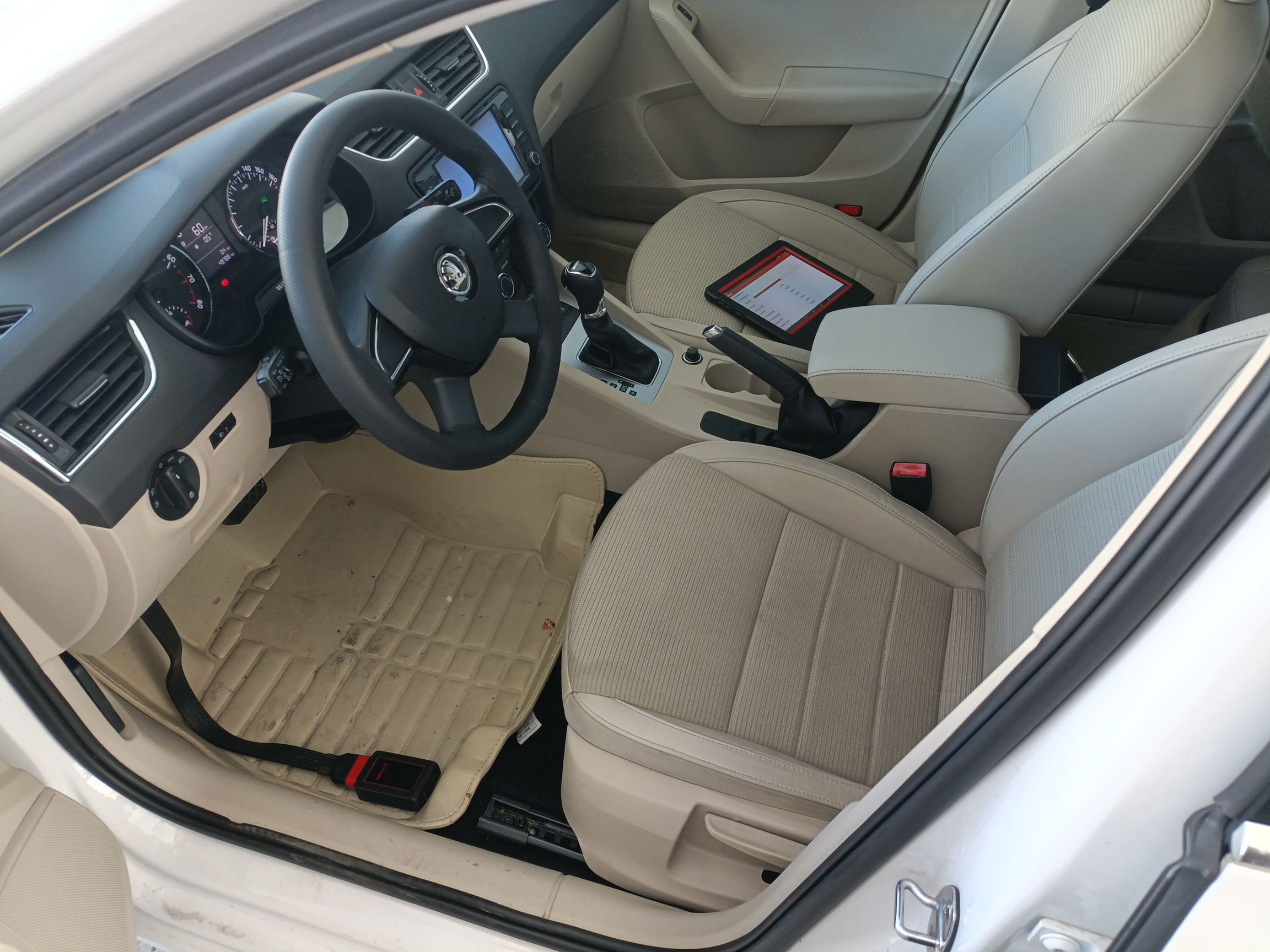 المقاعد الأمامية داخل السيارة