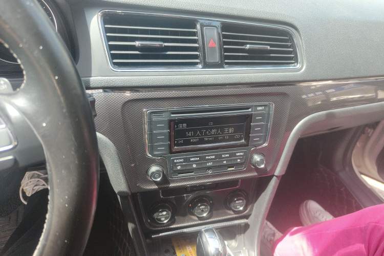 Used Volkswagen Cross Lavida 2014 1.6L Automatic Audio And AC Panel