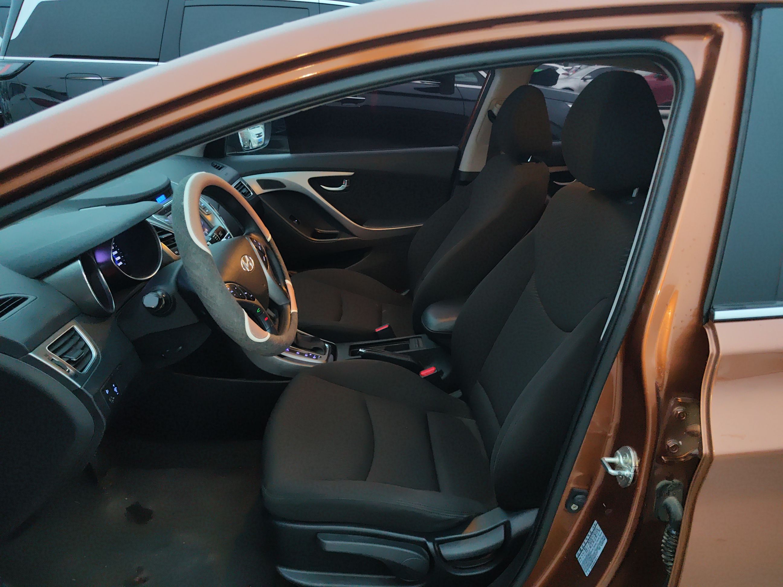 Переднее сиденье в автомобиле