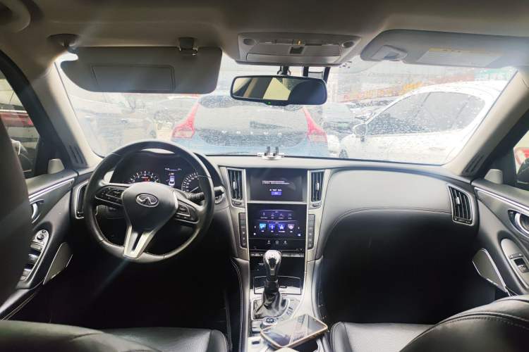 Used Infiniti Q50L 2018 2.0T Enjoyment Version China VI Standard Center Console