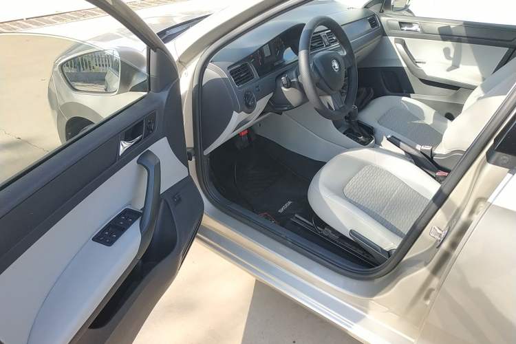 Used Skoda Rapid 2015 1.6L Automatic Smart Selection Model
