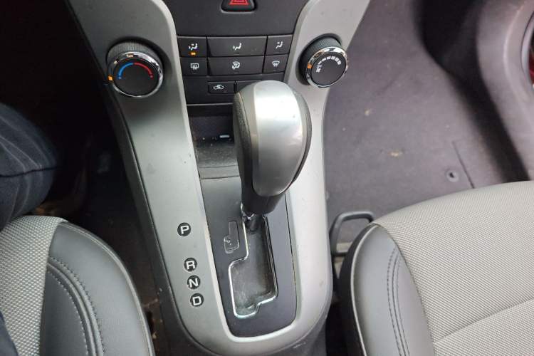 Used Chevrolet Cruze 2013 1.8L SE AT Gear Lever