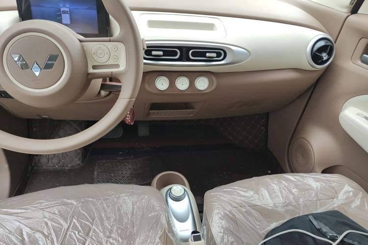 Used Wuling Hongguang MINIEV 2025 Four-Door Version Advanced Edition Audio And AC Panel