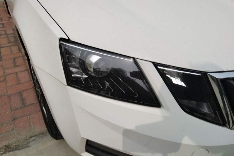 Used Skoda Octavia 2020 TSI230 DSG SmartDrive Comfort Edition Right Front Headlight