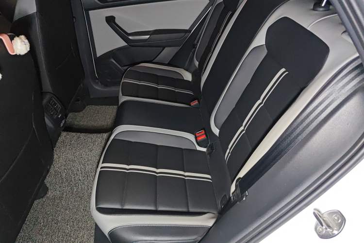 Used Volkswagen T-ROC 2024 300TSI DSG Two-Wheel-Drive Chen Guang Edition
