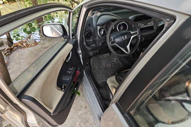 Used Honda Fit 2011 1.3L automatic comfort version
