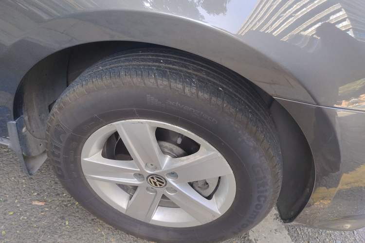 Used Volkswagen Bora 2013 1.6L Automatic Fashion Model Right Front Wheel Hub