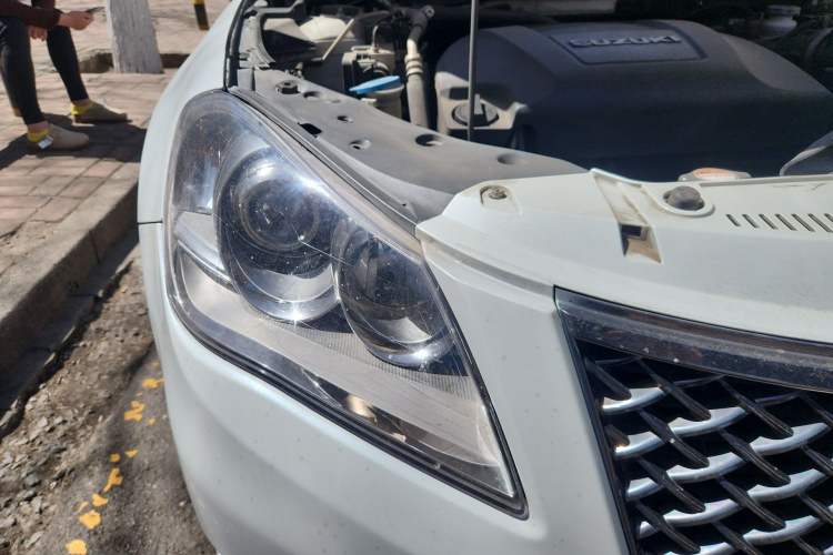 Used Suzuki Kizashi 2011 2.4L Two-Wheel Drive CVT Standard Edition Right Front Headlight