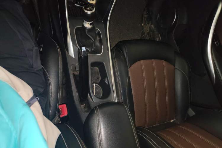 Used BYD Song 2016 GaiShi Edition 1.5TI Manual Elite Model Gear Lever