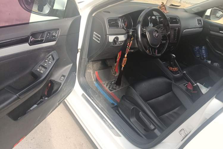 Used Volkswagen Sagitar 2015 230TSI Automatic Comfort Version Driver Seat