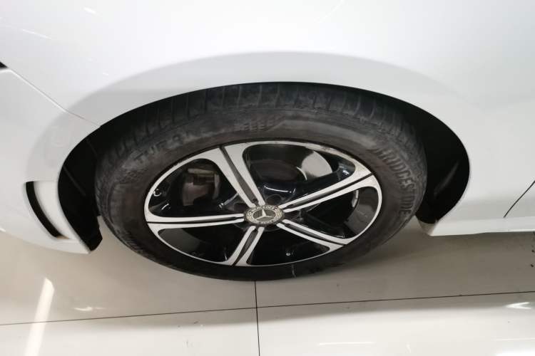 Used Mercedes-Benz A-Class 2022 Revised Version A 200 L Sport Sedan Fashionable Style Left Front Wheel Hub