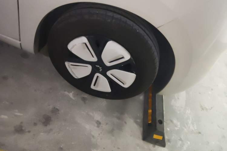 Used Wuling Hongguang MINIEV 2025 Four-Door Version Zhenxiang+ Edition Right Front Wheel Hub