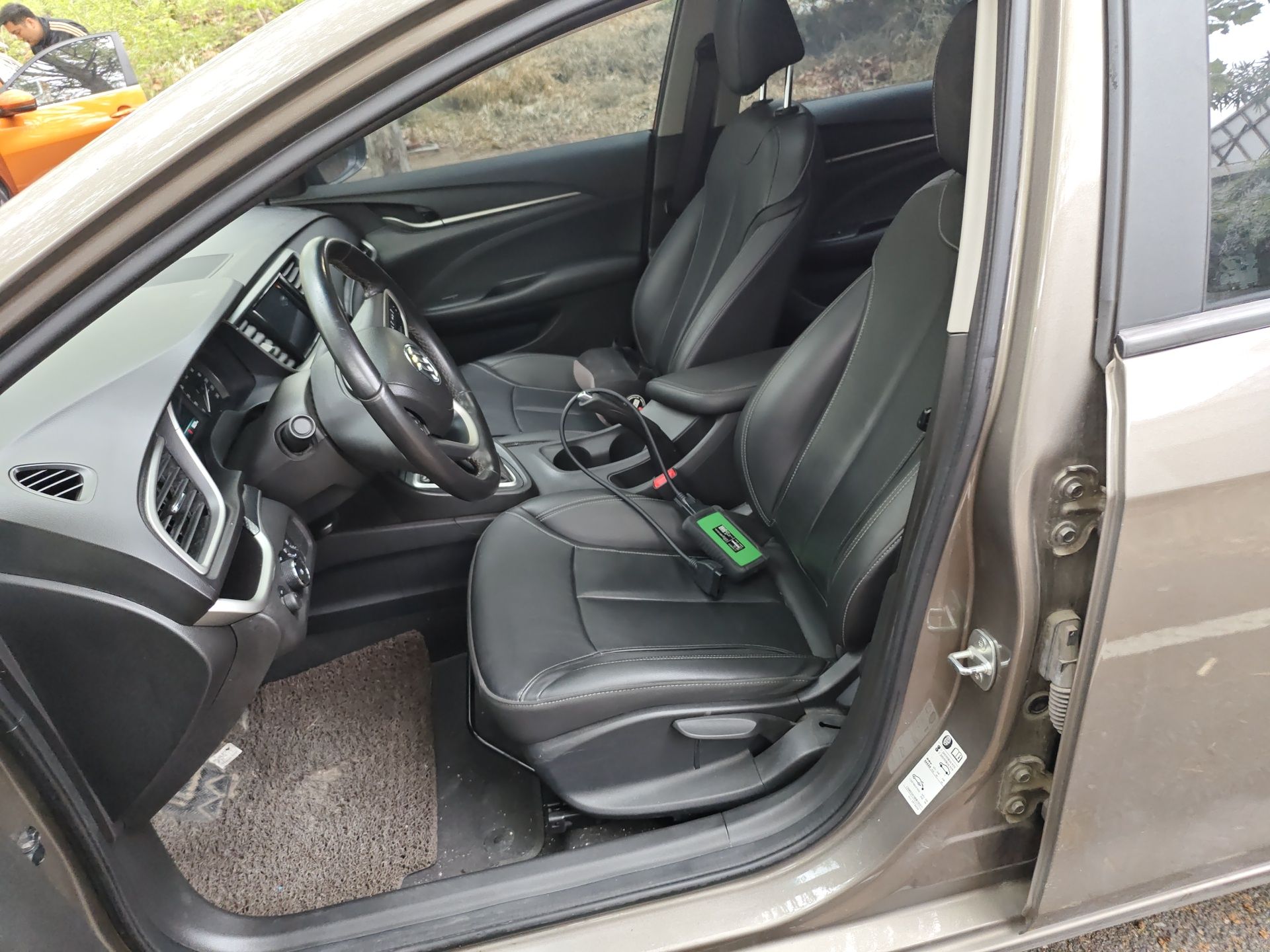 Переднее сиденье в автомобиле