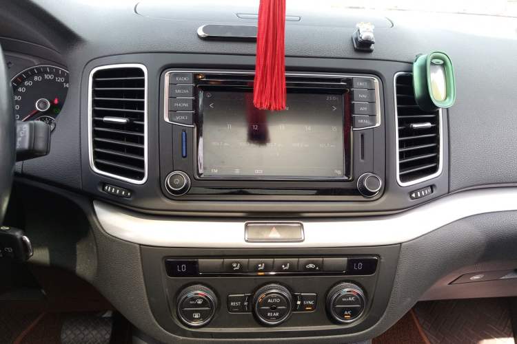 Used Volkswagen Sharan 2018 380TSI Comfort Edition 7-Seater Audio And AC Panel