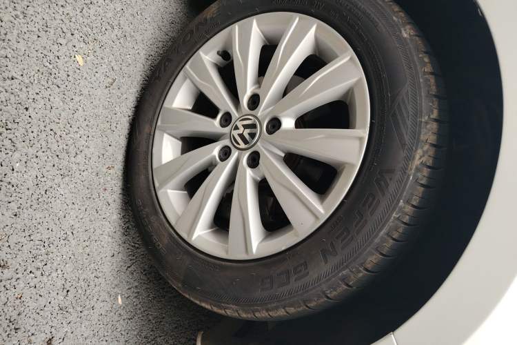 Used Volkswagen Sagitar 2015 1.6L Automatic Comfort Model Right Front Wheel Hub