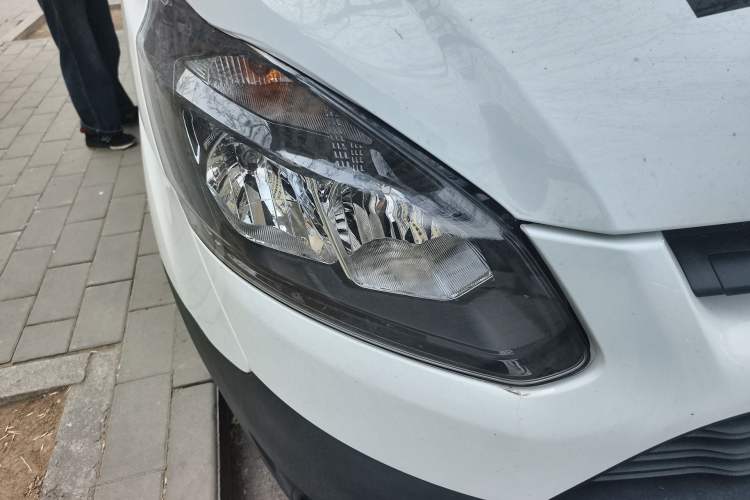 Used Ford Transit 2022 2.0T Gasoline Multi-Purpose Commercial Vehicle Mid-Drive Low-Roof Design with Dual Rear Doors Meeting China VI Emission Standards
