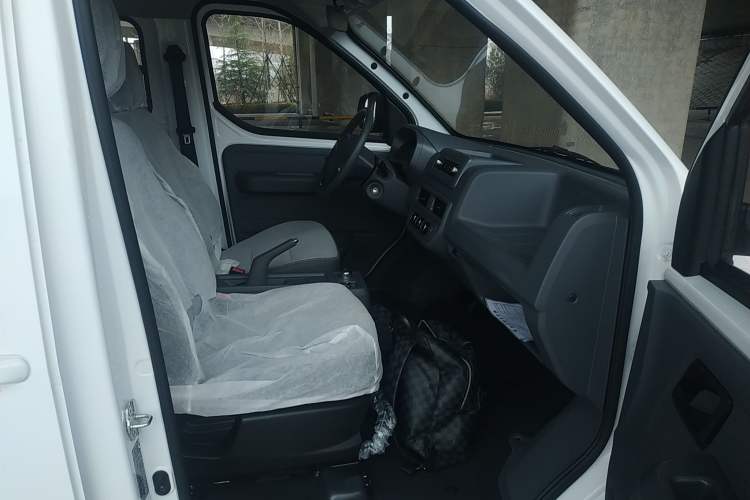 Used Wuling Yangguang 2024 300KM Comfort Version Passenger Van 75kW
