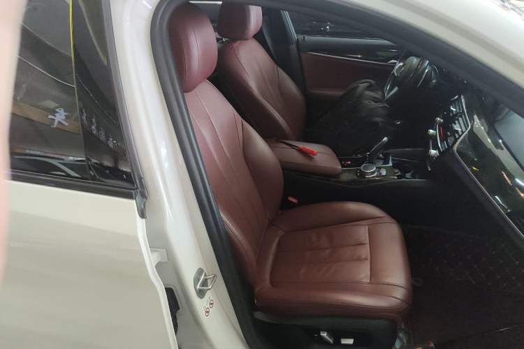 Used BMW 5 Series 2019 Restyled 530Li Luxury Edition M Sport Package Right Front Seat