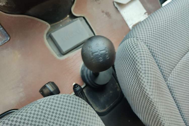 Used Iveco Daily 2021 2.5T A35 M1 Passenger Van 5-9 Seater Short Wheelbase Mid-Roof Design Dual Tires Side Sliding Door Gear Lever