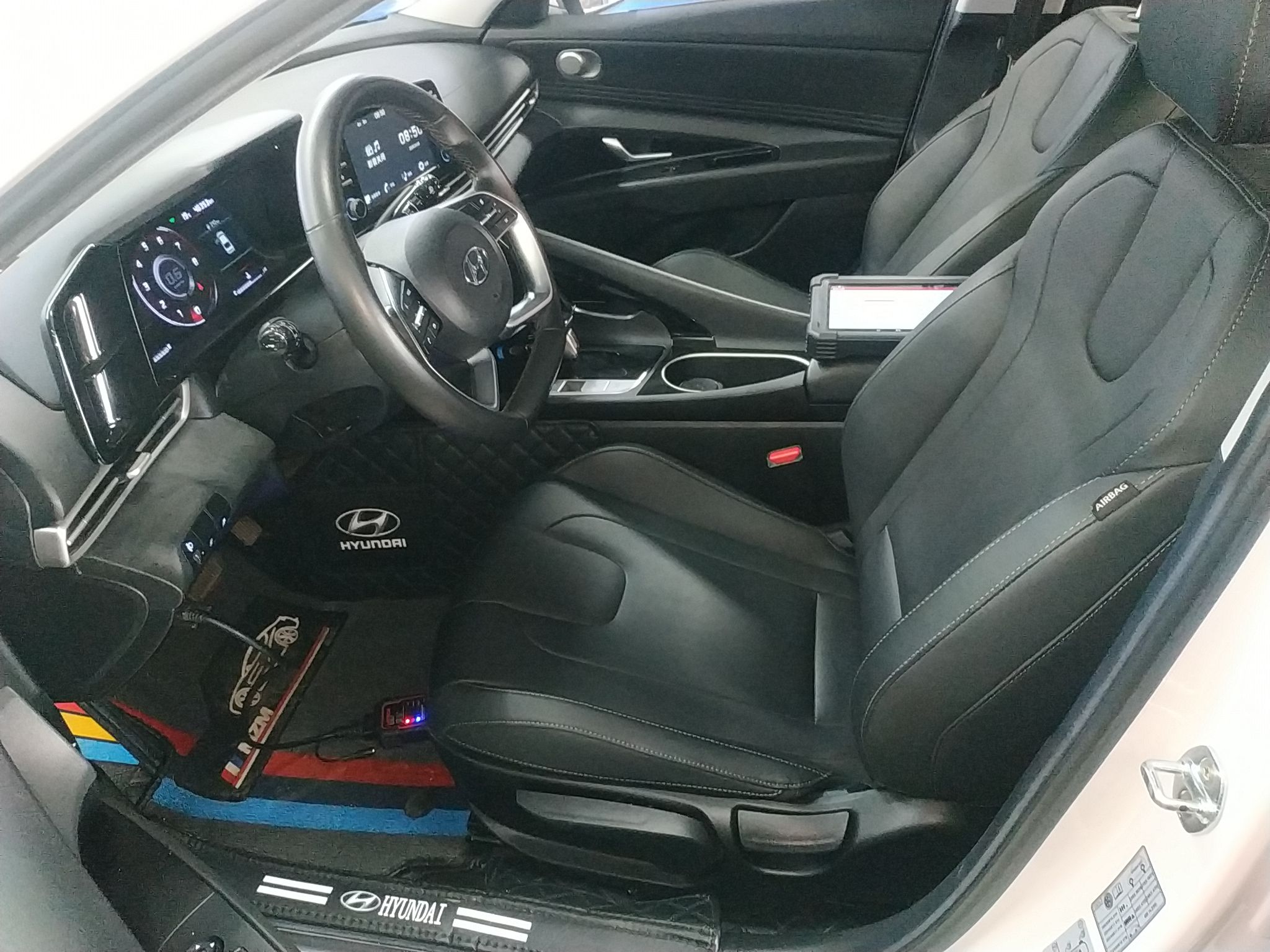 المقاعد الأمامية داخل السيارة