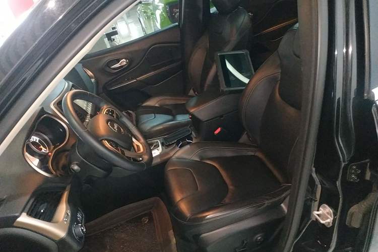 Used Jeep Cherokee 2017 2.0L Superior Edition
