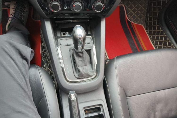 Used Volkswagen Sagitar 2015 1.6L Automatic Comfort Model Gear Lever