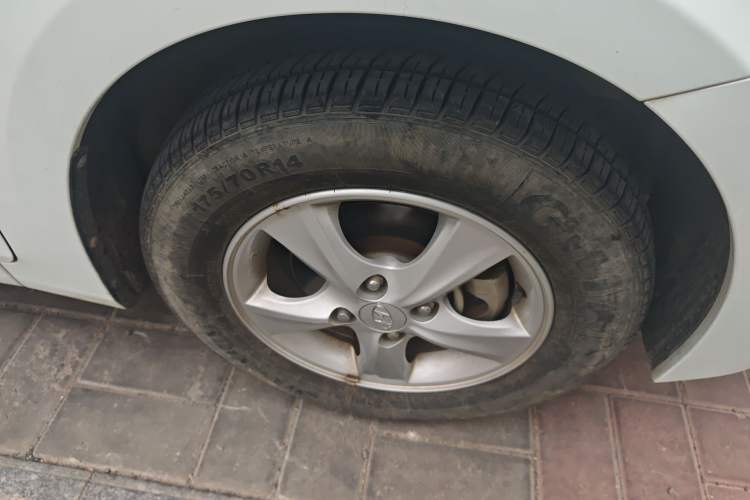 Used Hyundai Verna (older generation) 2014 1.4L Automatic Smart GLS Right Front Wheel Hub