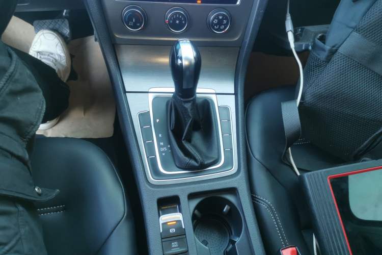 Used Volkswagen Golf 2016 230TSI Automatic Comfort Version Gear Lever