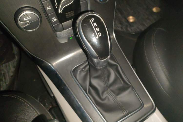 Used Volvo V40 2015 1.6T Zhiyi Edition