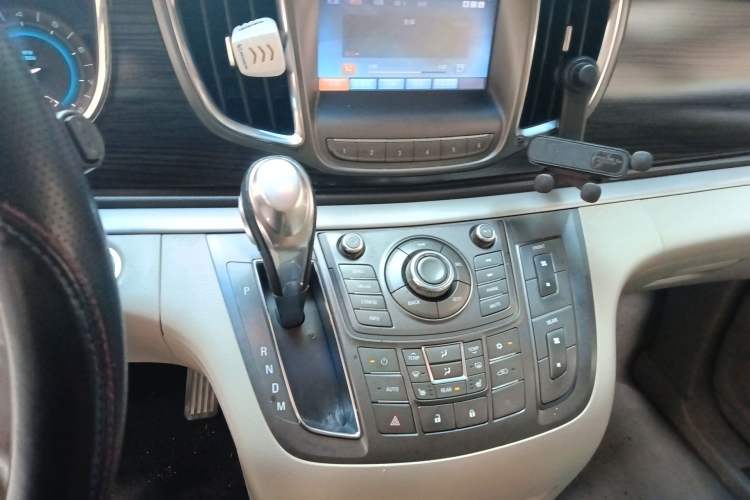 Used Buick GL8 2011 3.0L GT Luxury Business Haoya Edition Audio And AC Panel