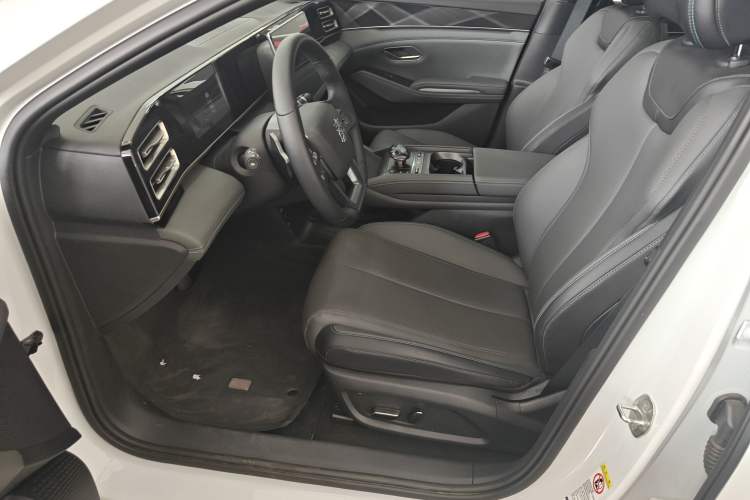 Used BYD Qin L 2025 DM-i Smart Drive 120KM Leading Model