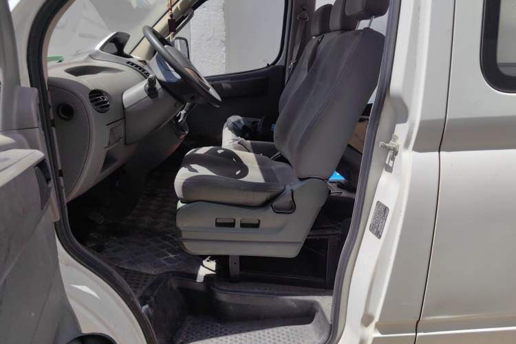 Used SAIC MAXUS Xintu V80 2014 2.5T Aotuntong Short Wheelbase Mid-Roof Model
