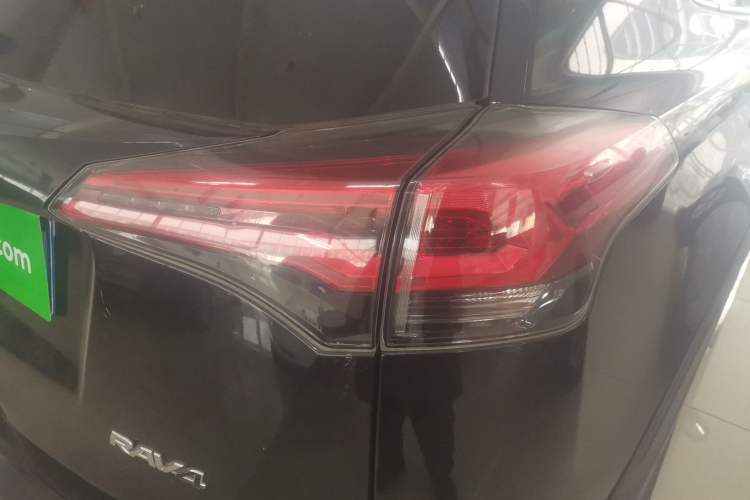 Used Toyota RAV4 2016 2.0L CVT Two-Wheel Drive Fashion Edition China V Standard