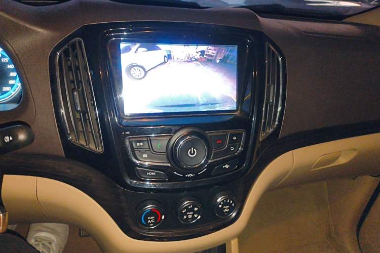 Used Baojun 730 2014 1.5L manual Comfort ESP version 7 seats Audio And AC Panel