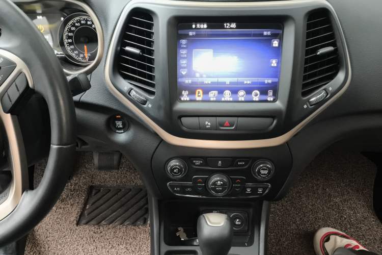 Used Jeep Cherokee 2016 2.0L Superior Edition Audio And AC Panel