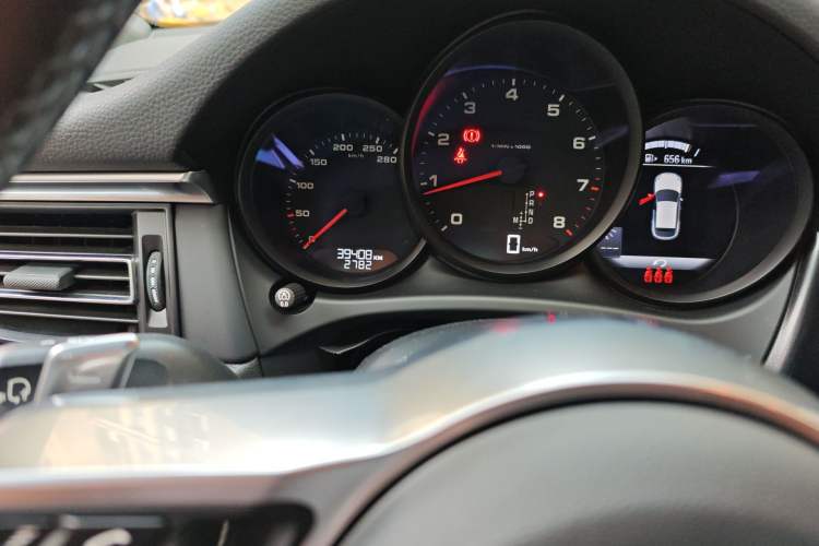 Used Porsche Macan 2020 Macan 2.0T Odometer Close Up