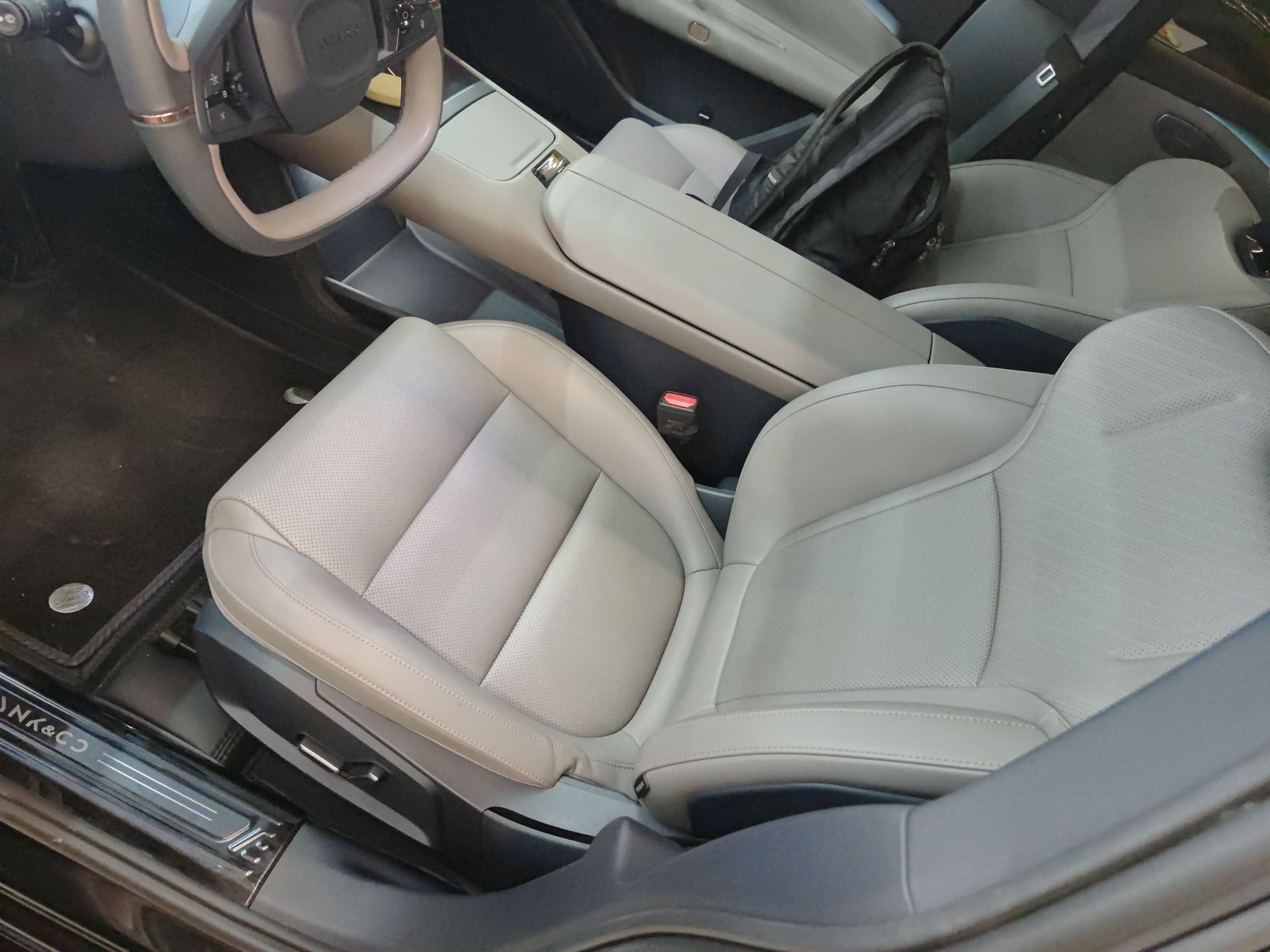 Переднее сиденье в автомобиле