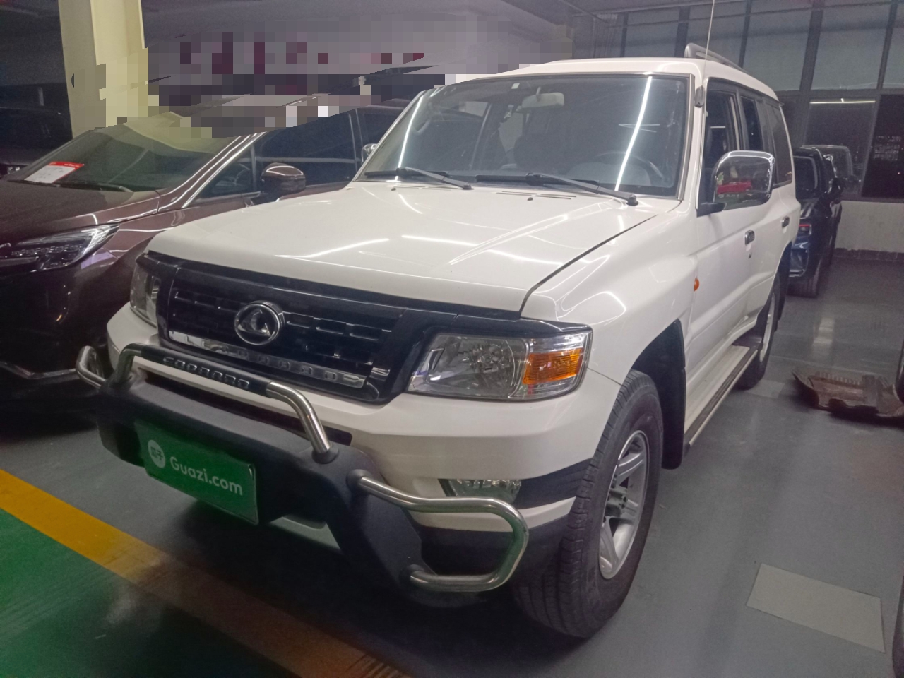 Под передней частью автомобиля