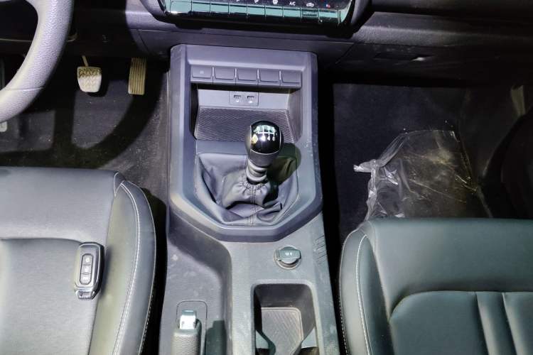 Used JMC DaDao 2023 All-Purpose 2.3T Diesel Manual Two-Wheel Drive Long-Wheelbase Comfort Edition