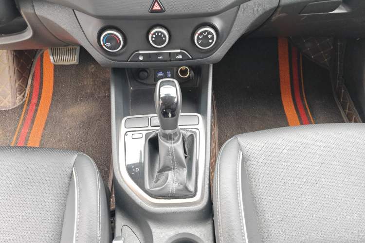 Used Hyundai ix25 2015 1.6L Automatic Two-Wheel Drive Smart GLS Trim Gear Lever