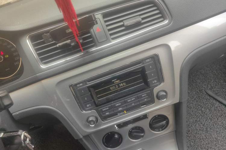 Used Volkswagen Gran Lavida 2013 1.4 TSI Automatic Comfort Model Audio And AC Panel