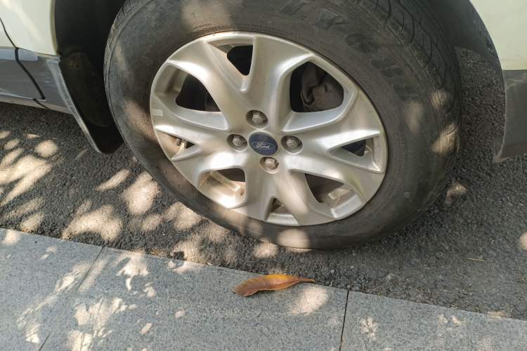 Used Ford EcoSport 2013 1.5L Automatic Fashion Model Right Front Wheel Hub