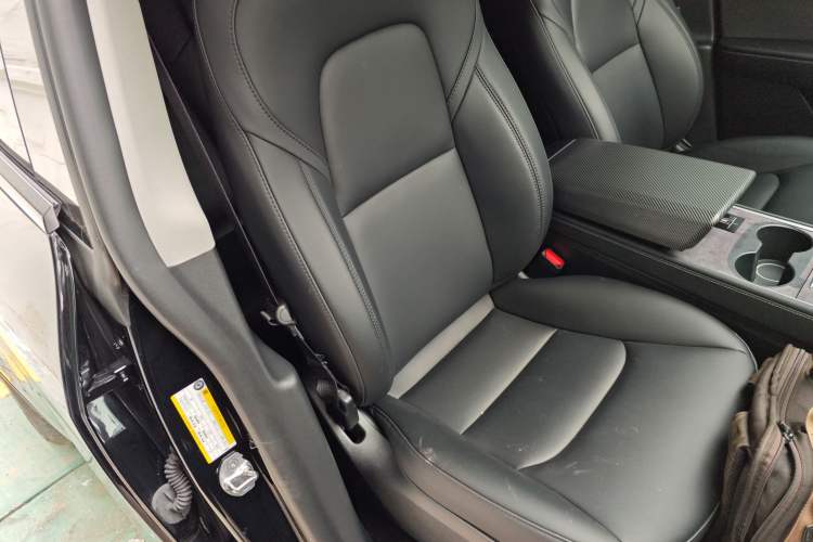 Used Tesla Model Y 2023 Rear-Wheel-Drive Version Right Front Seat