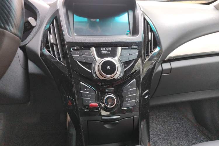 Used BYD Qin New Energy 2015 1.5T Dual-Crown Flagship Plus Edition Audio And AC Panel